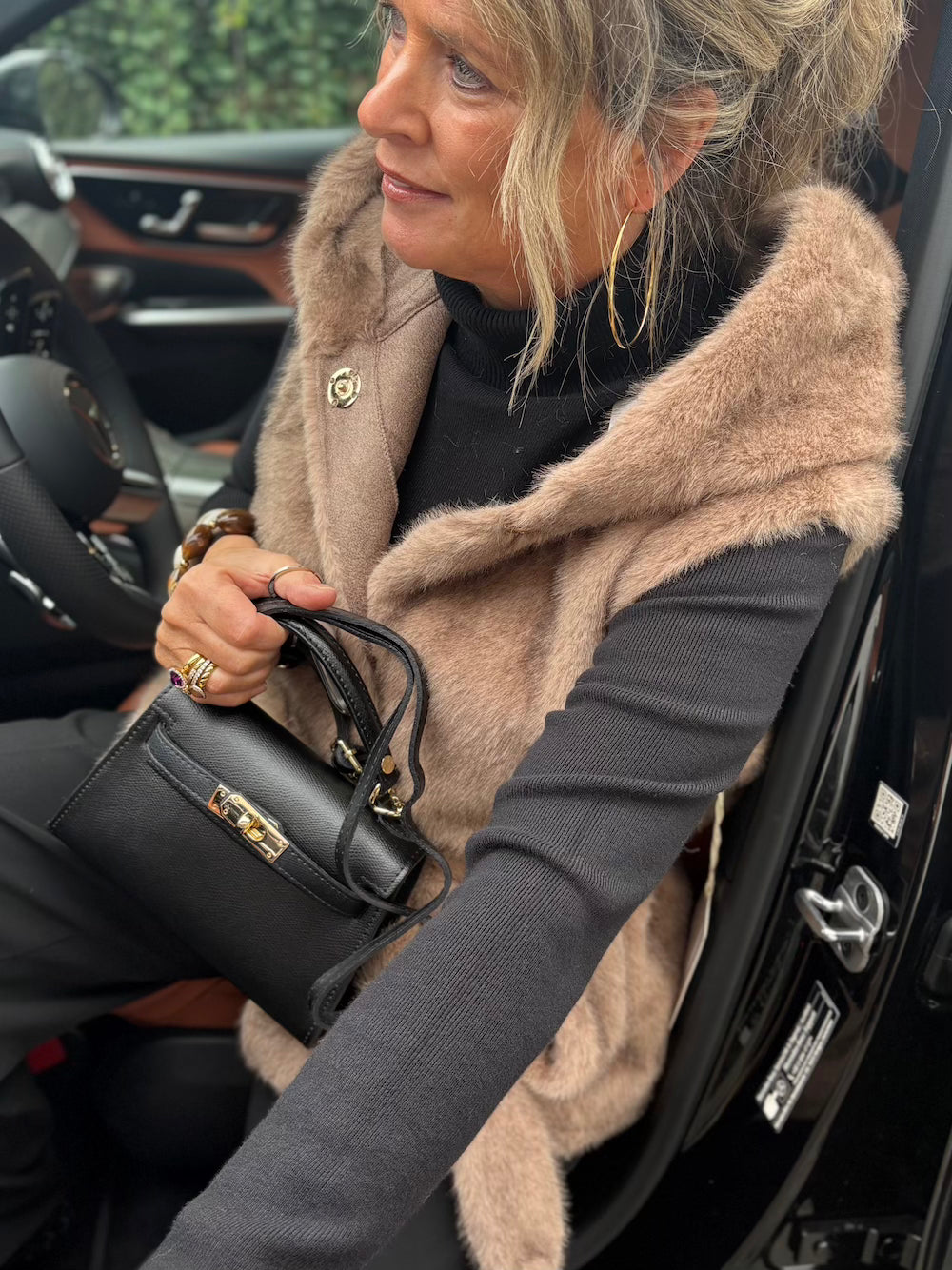 Fake fur bodywarmer met ceintuur taupe