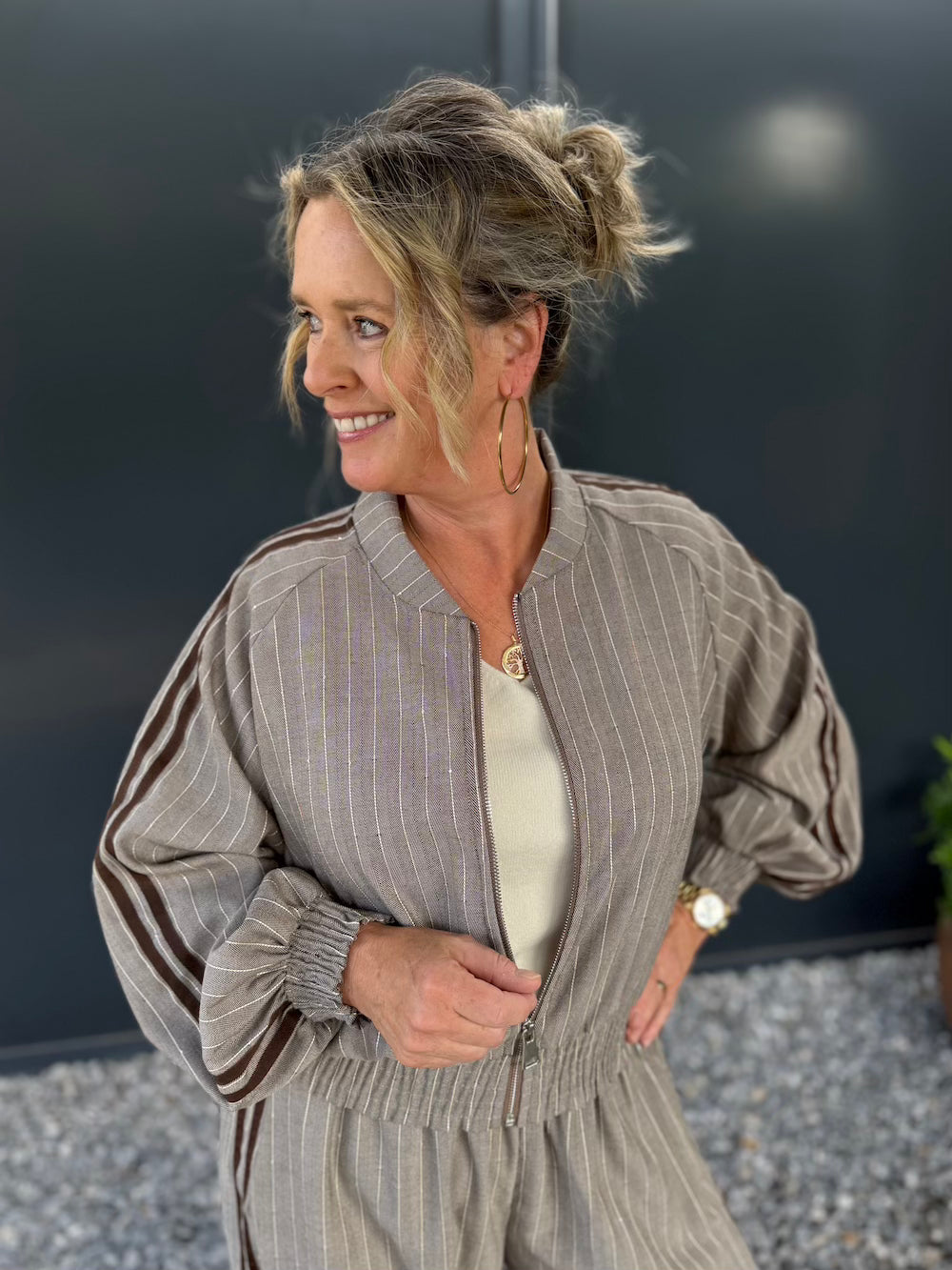 sportieve bomber met krijtstreep taupe