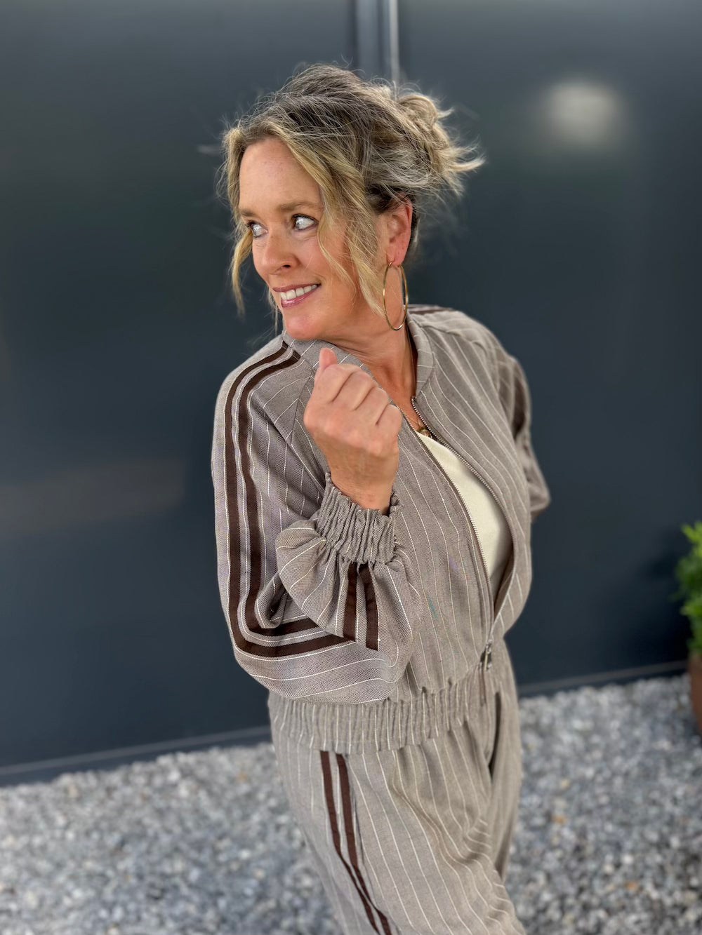 sportieve bomber met krijtstreep taupe
