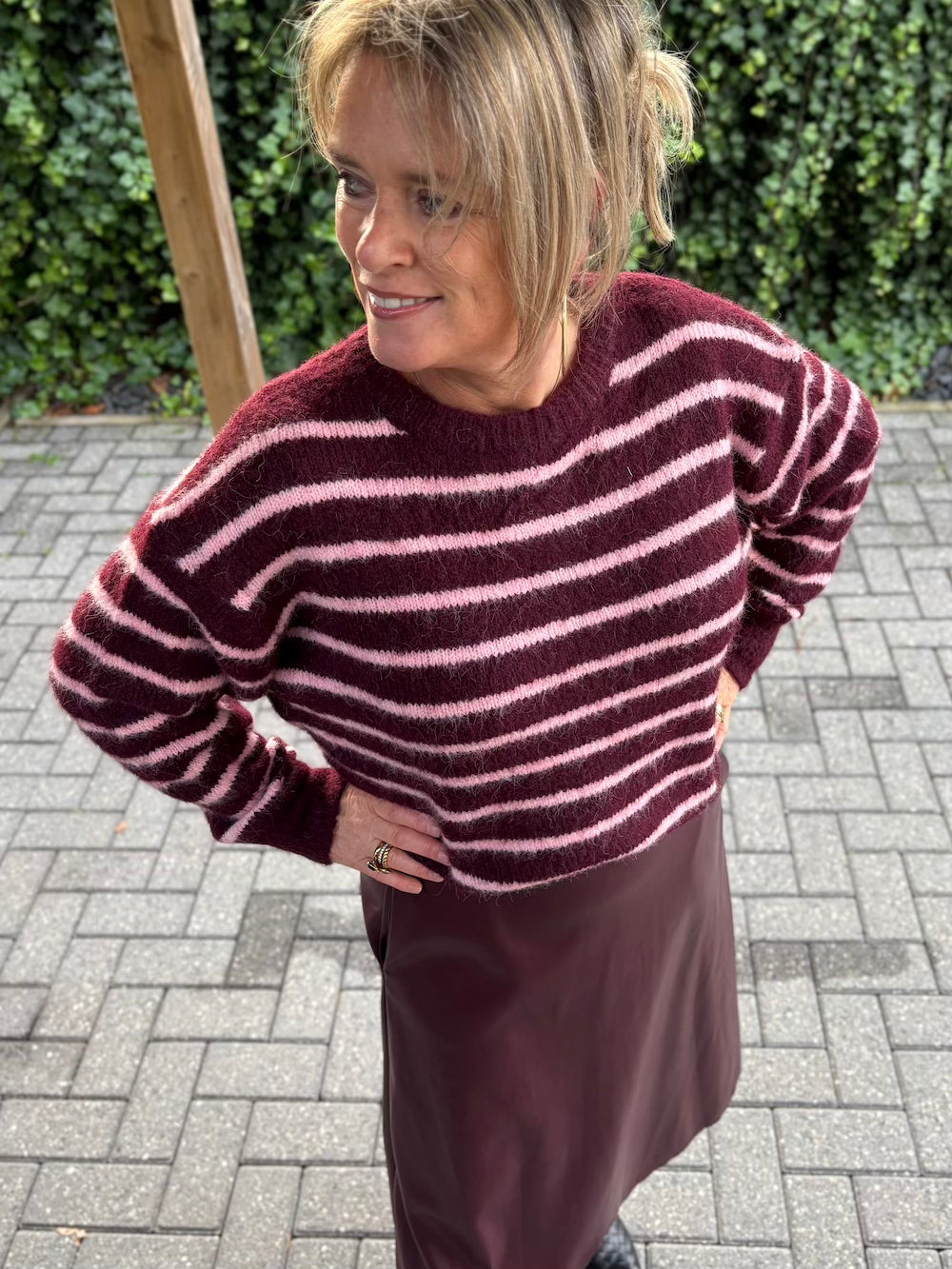 Gebreide trui gestreept bordeaux roze