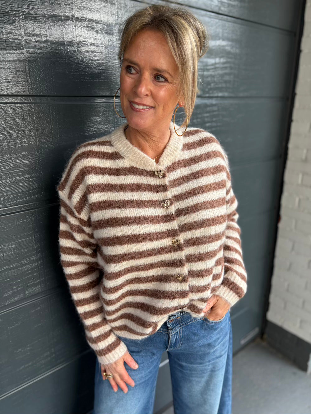 Gestreept vestje met gouden knoopjes crème/bruin