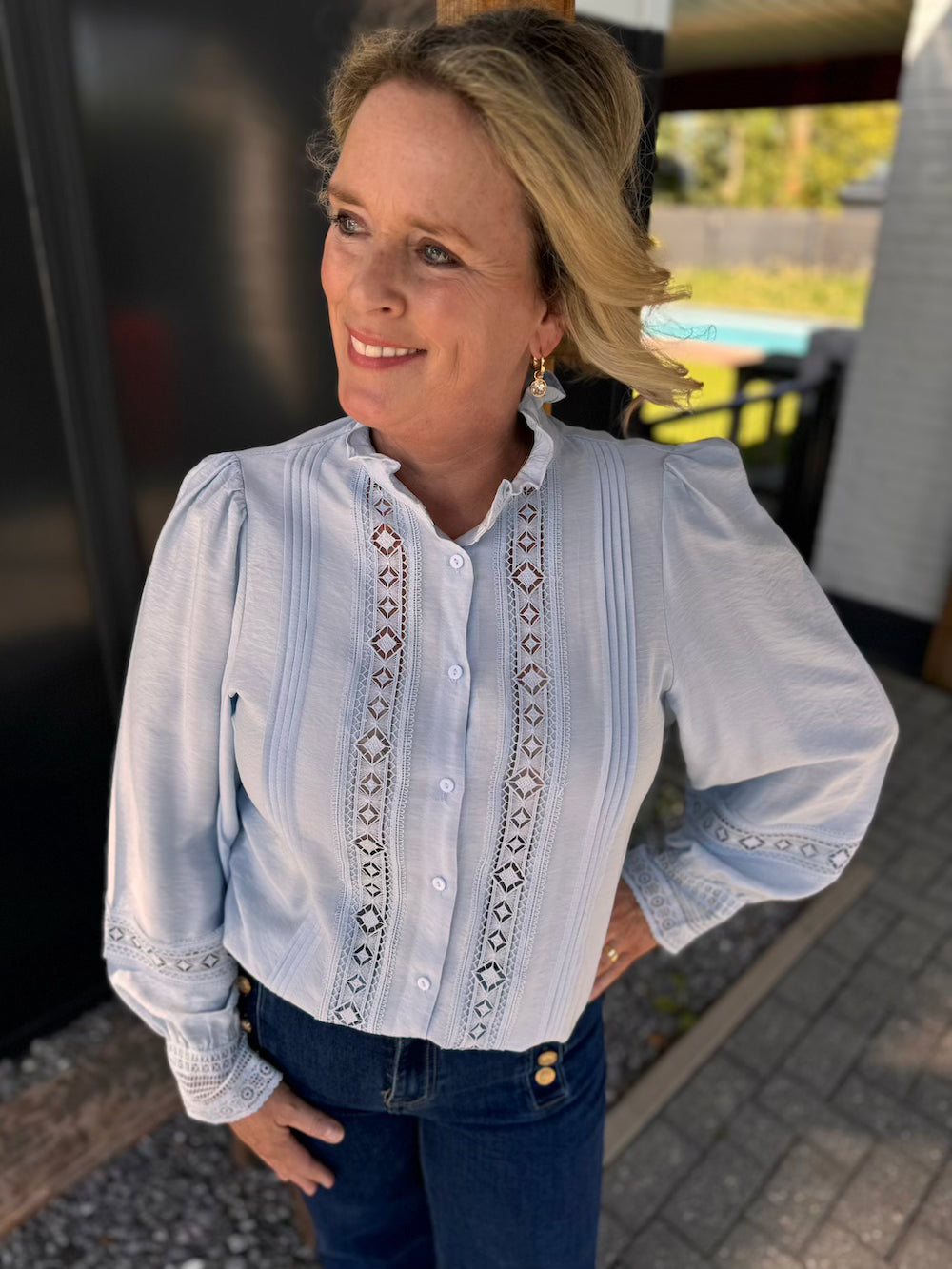 Blouse lichtblauw met details