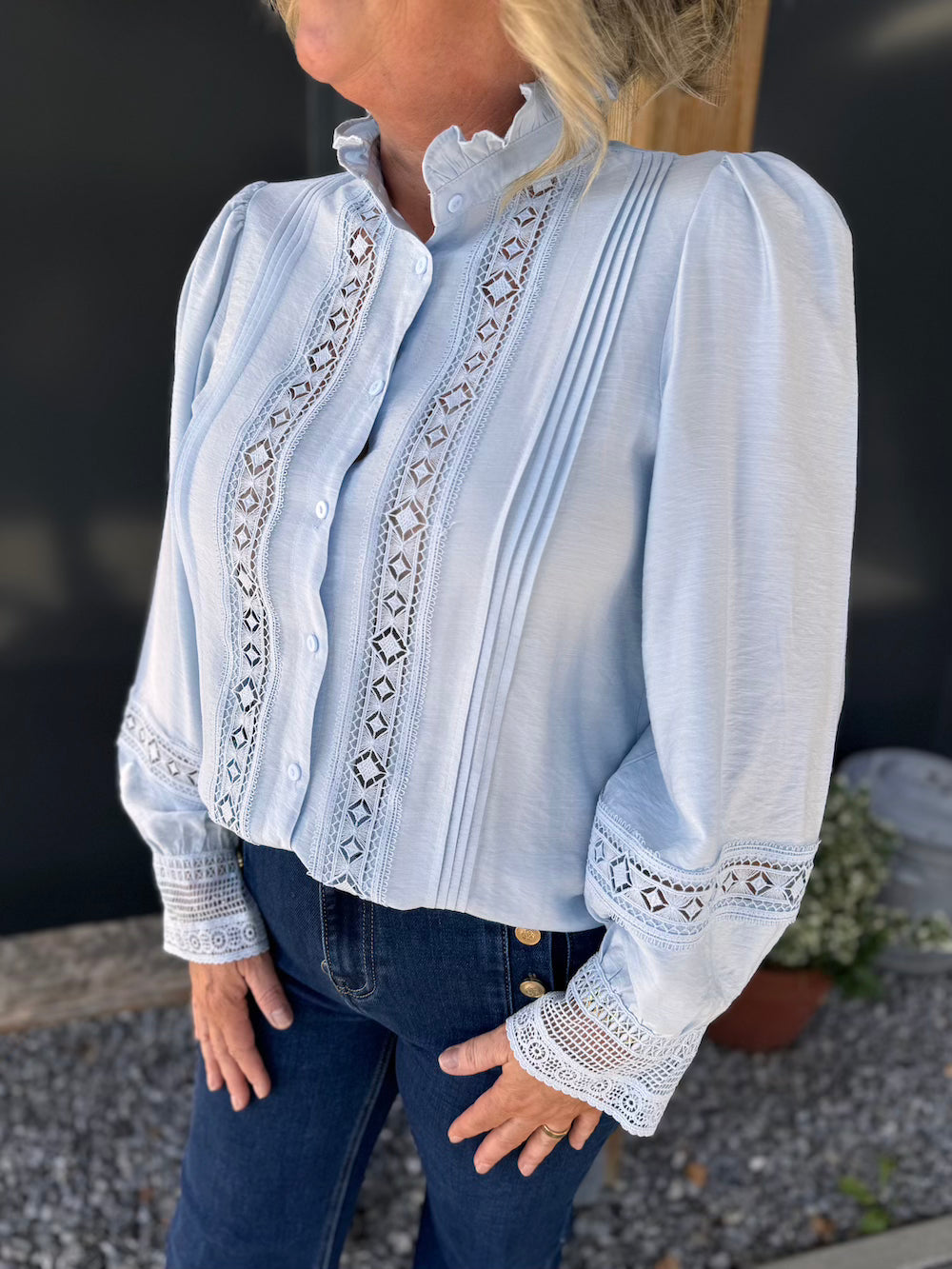 Blouse lichtblauw met details