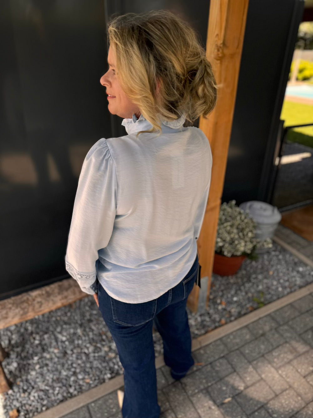 Blouse lichtblauw met details