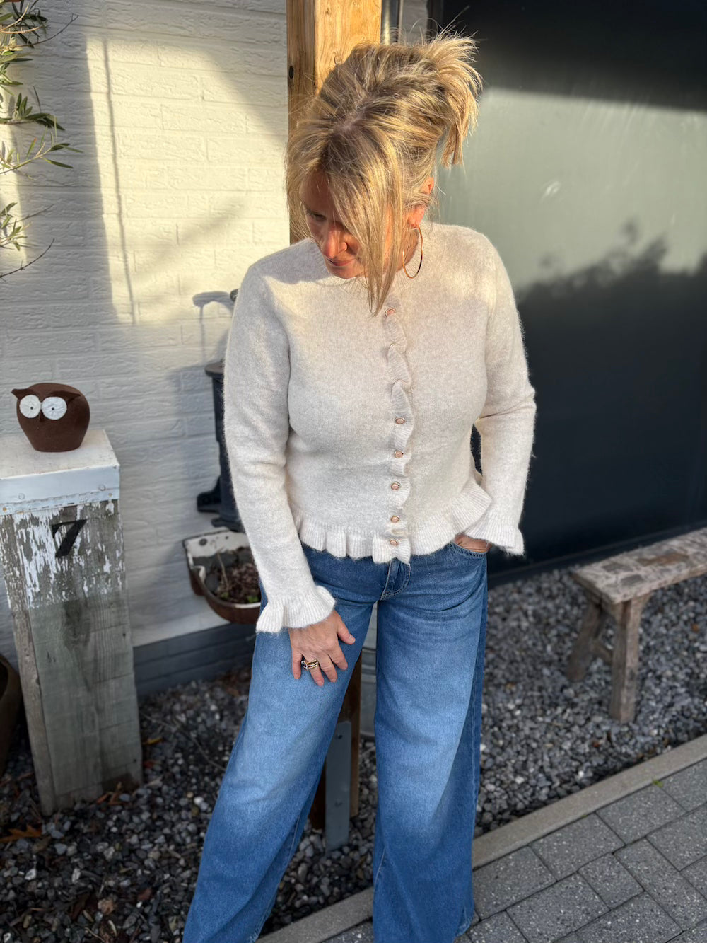 Vestje met ruches en feestelijke knoopjes crème