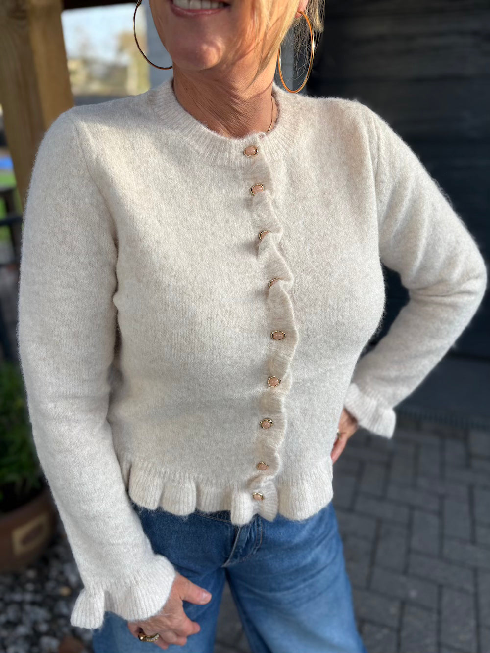 Vestje met ruches en feestelijke knoopjes crème