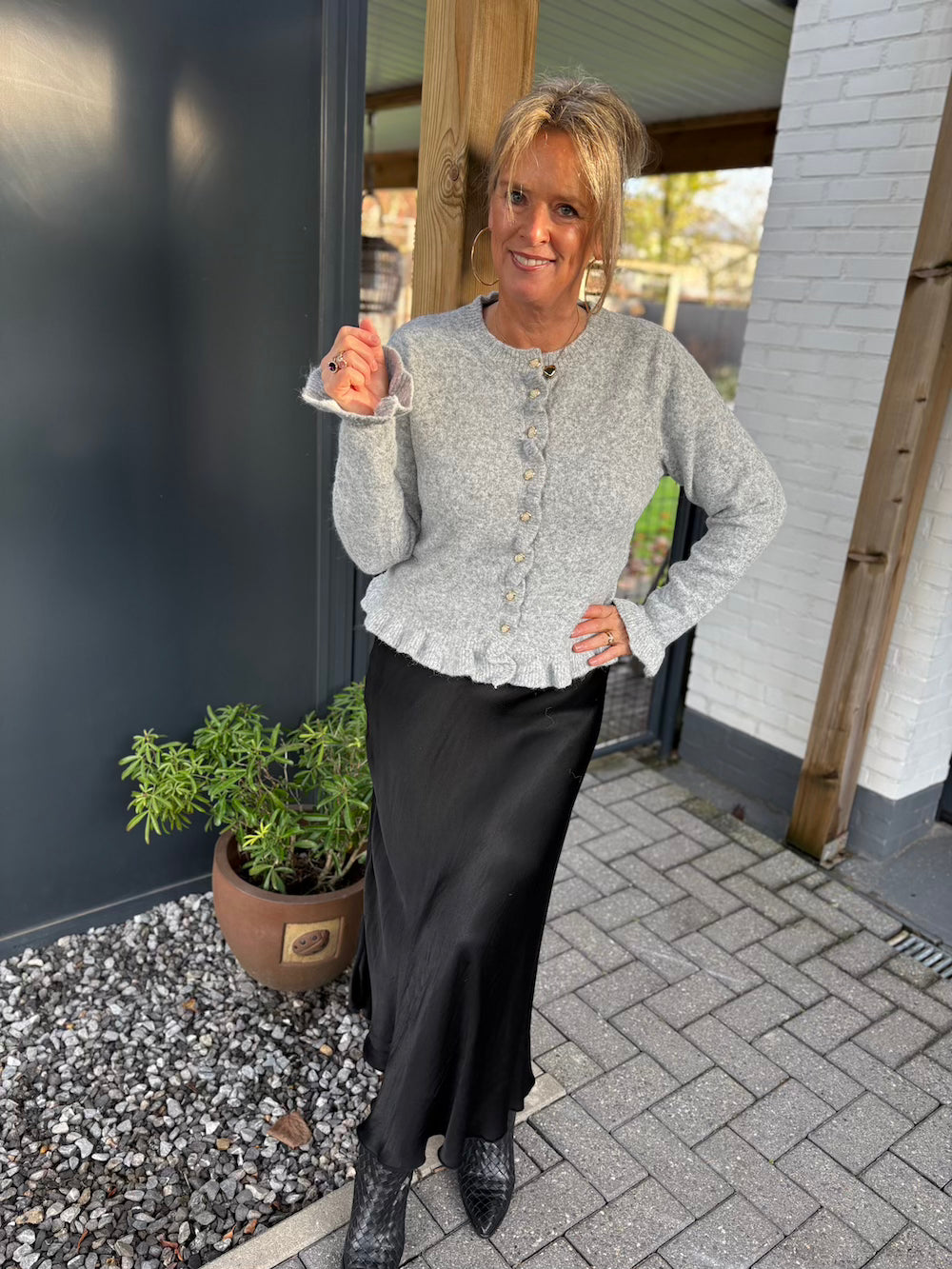 Vestje met ruches en feestelijke knoopjes grijs