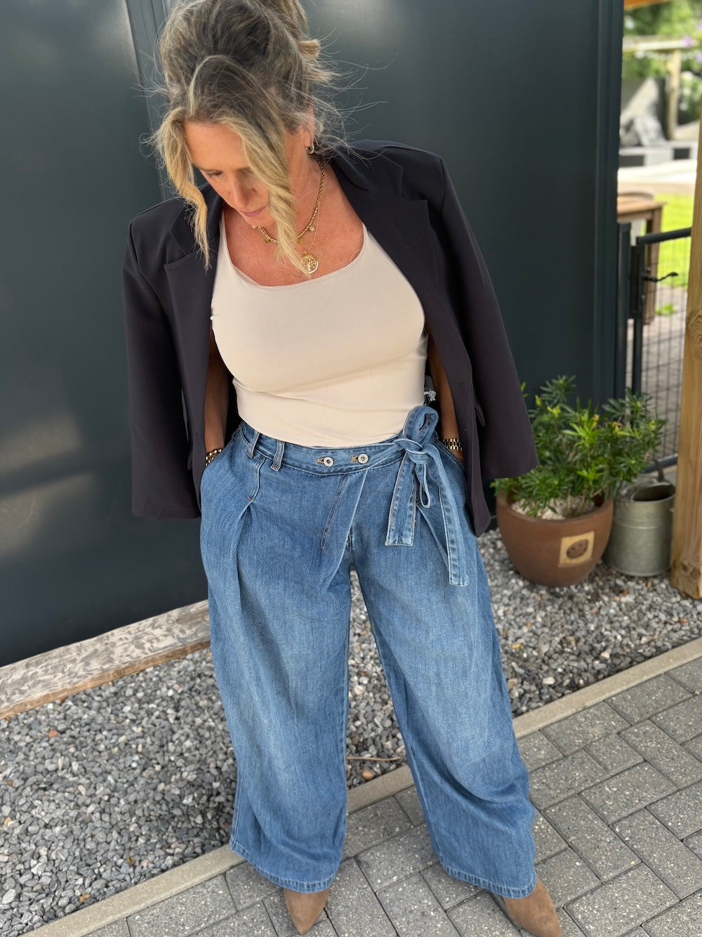 jeans met striklint en schuine sluiting 