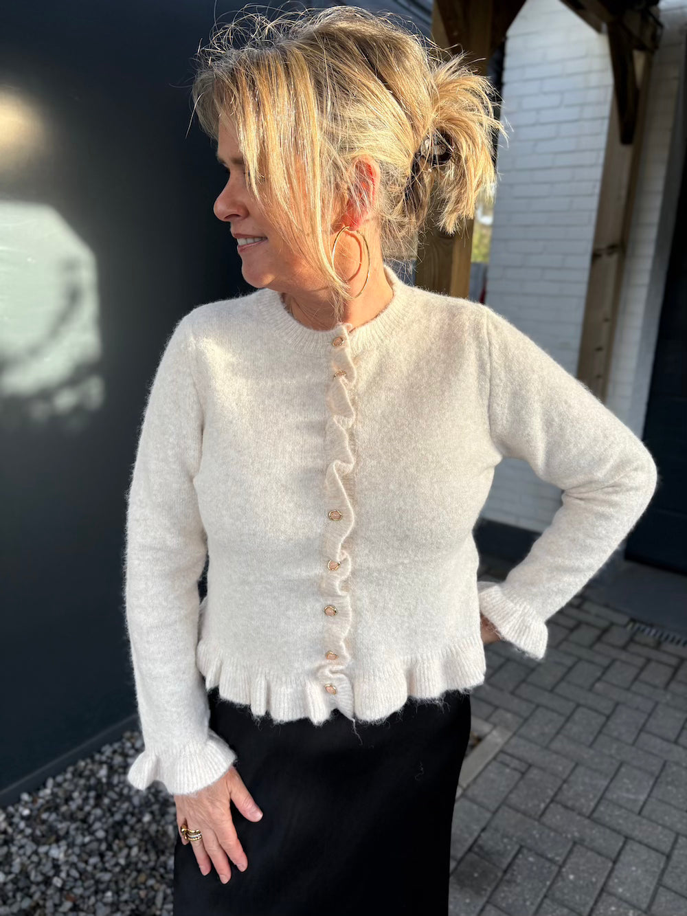 Vestje met ruches en feestelijke knoopjes crème