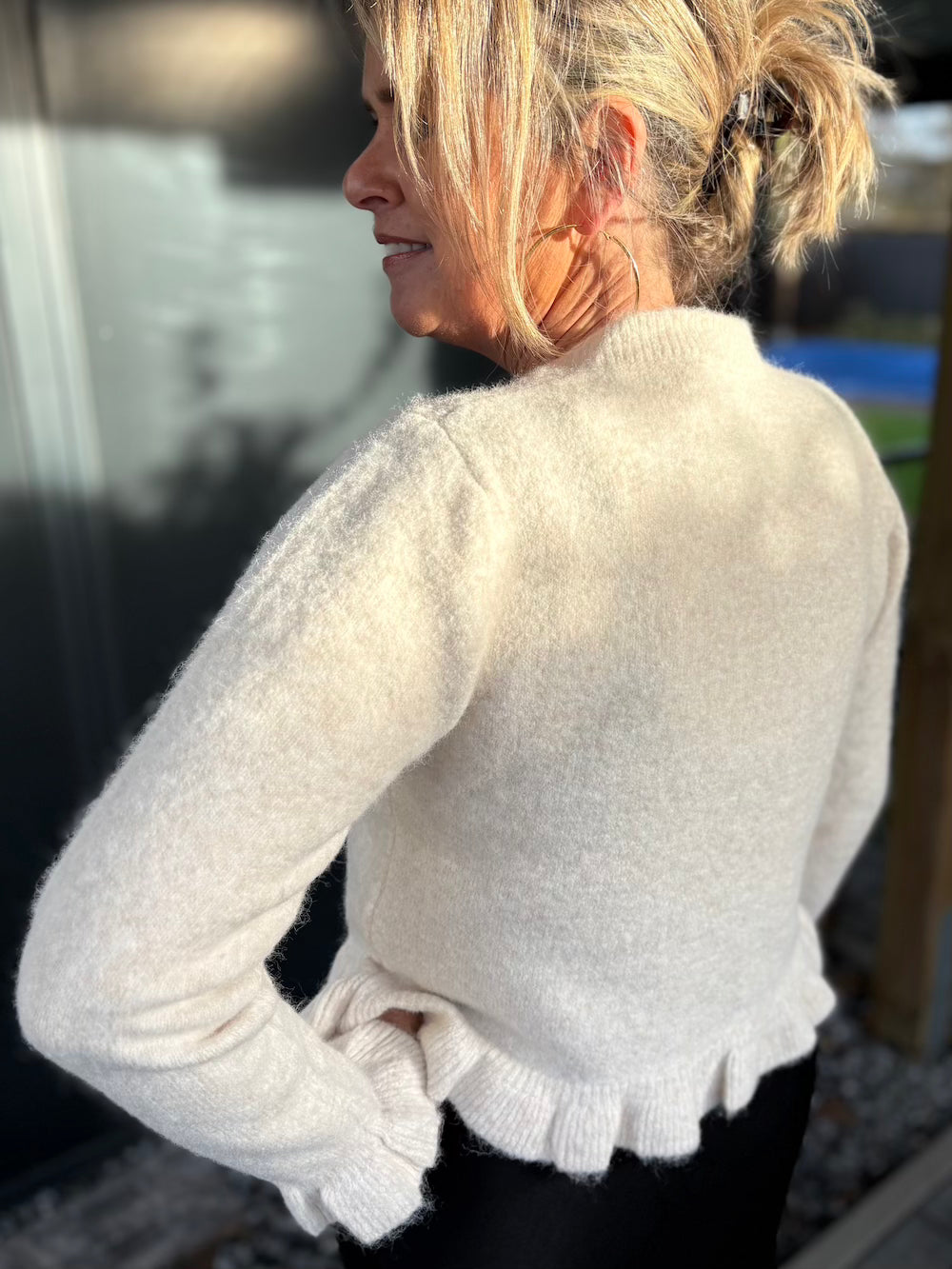 Vestje met ruches en feestelijke knoopjes crème