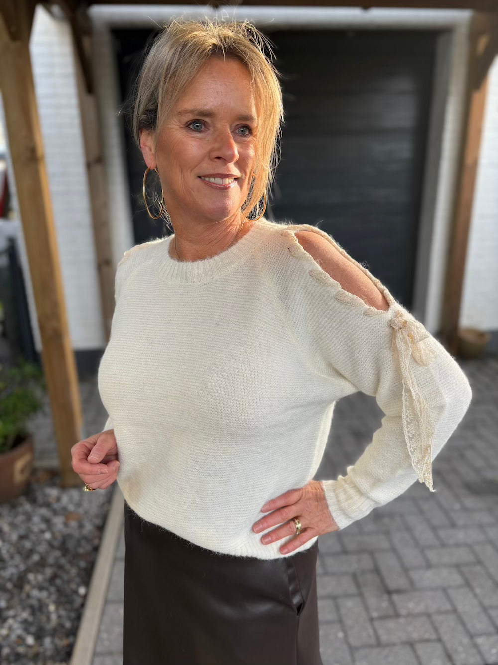 Trui met open mouw en kant creme