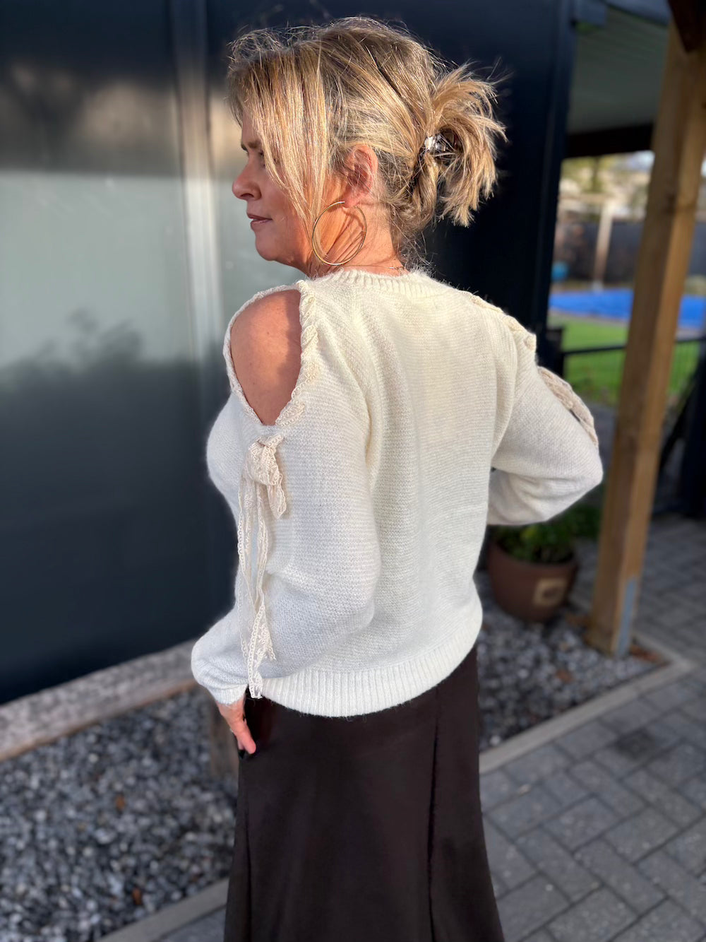 Trui creme met open mouw en kanten strik