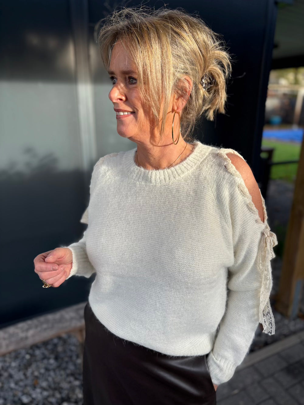 Trui creme met open mouw en kanten strik