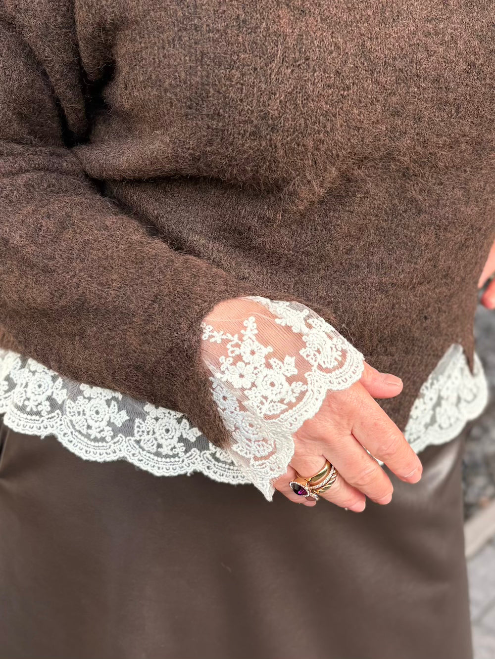 Trui met kanten details