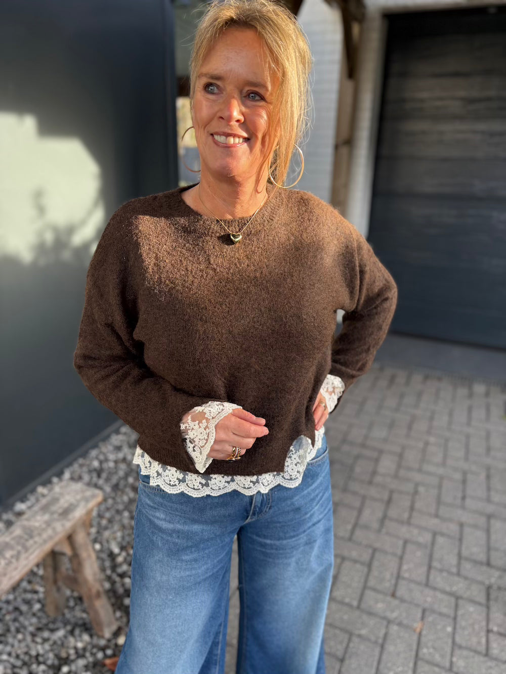 Trui met kanten details