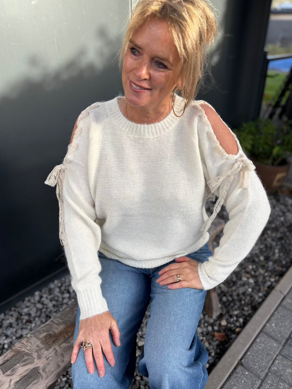 Trui creme met open mouw en kanten strik