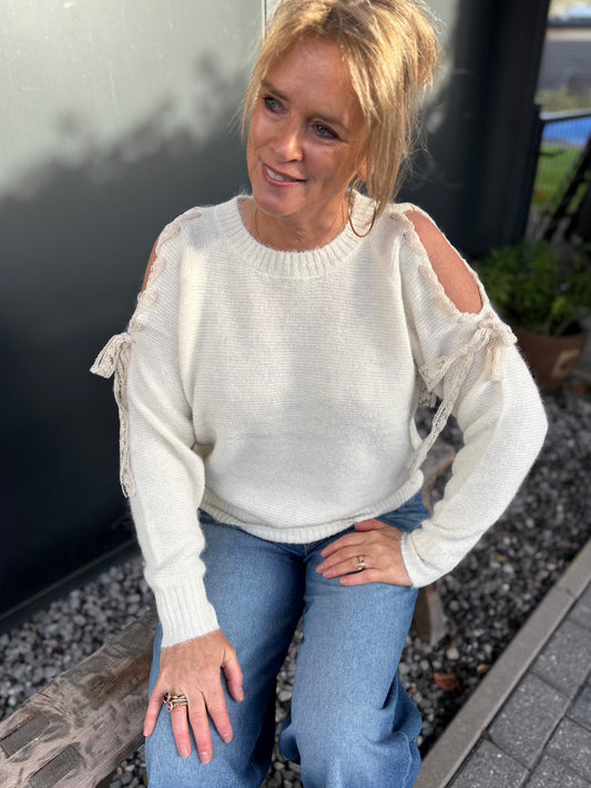Trui creme met open mouw en kanten strik