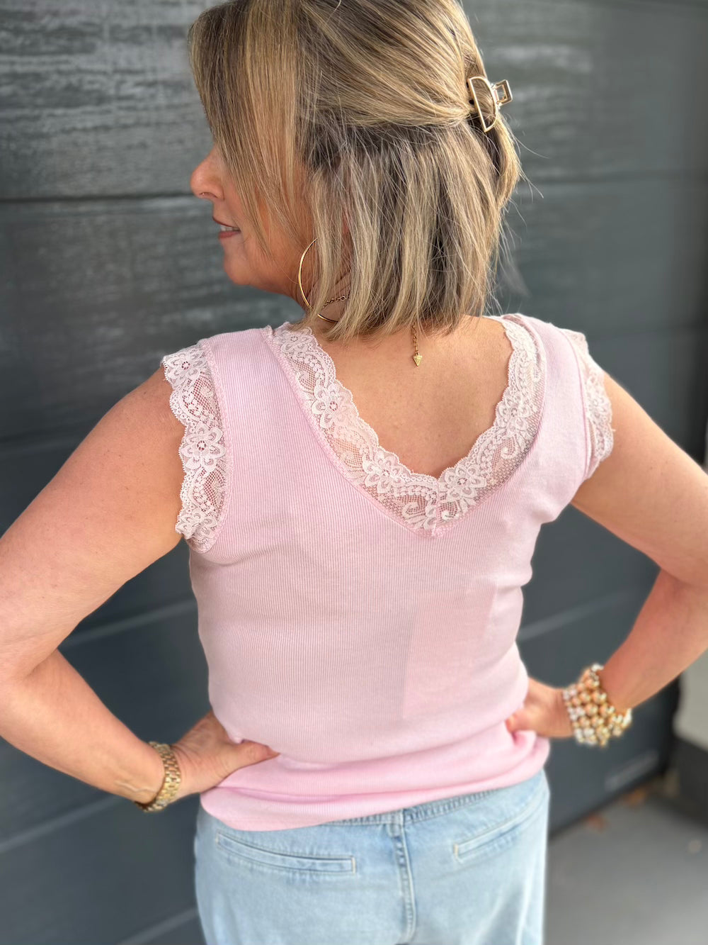 Topje dubbele V hals met kant lichtroze