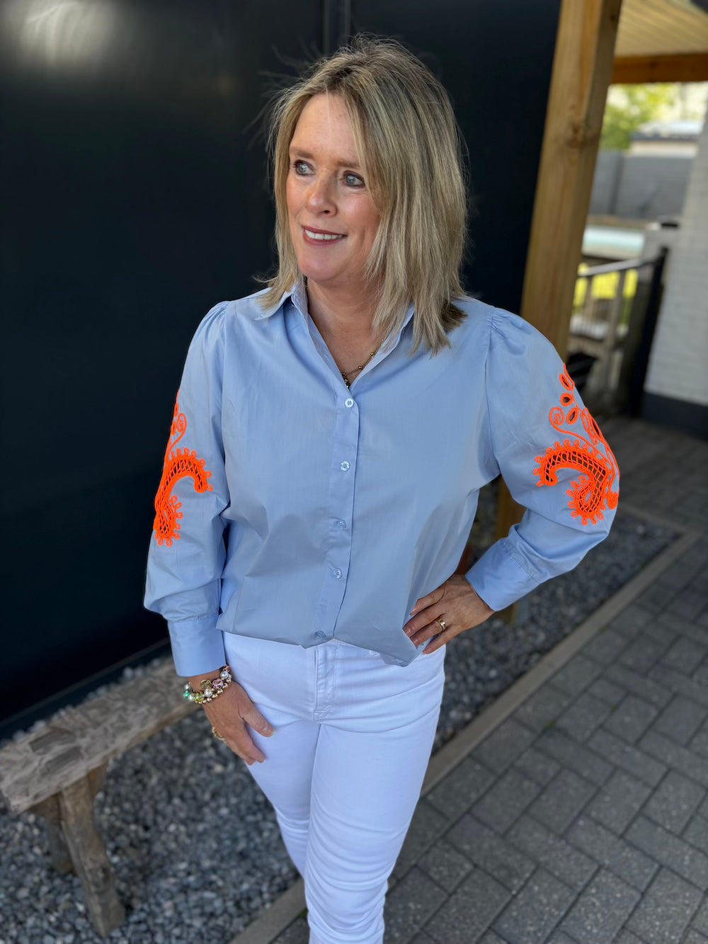 blouse lichtblauw katoen met oranje bloem