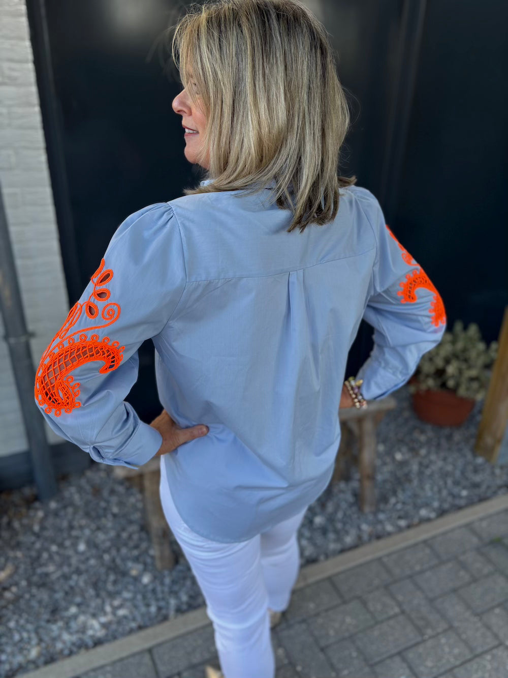 Blouse blauw met oranje neon bloem