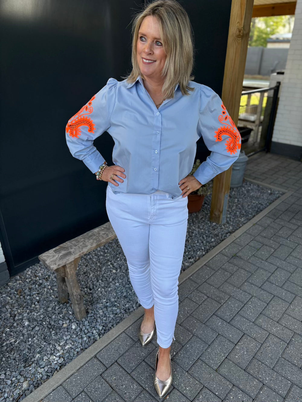 Blouse blauw met oranje neon bloem