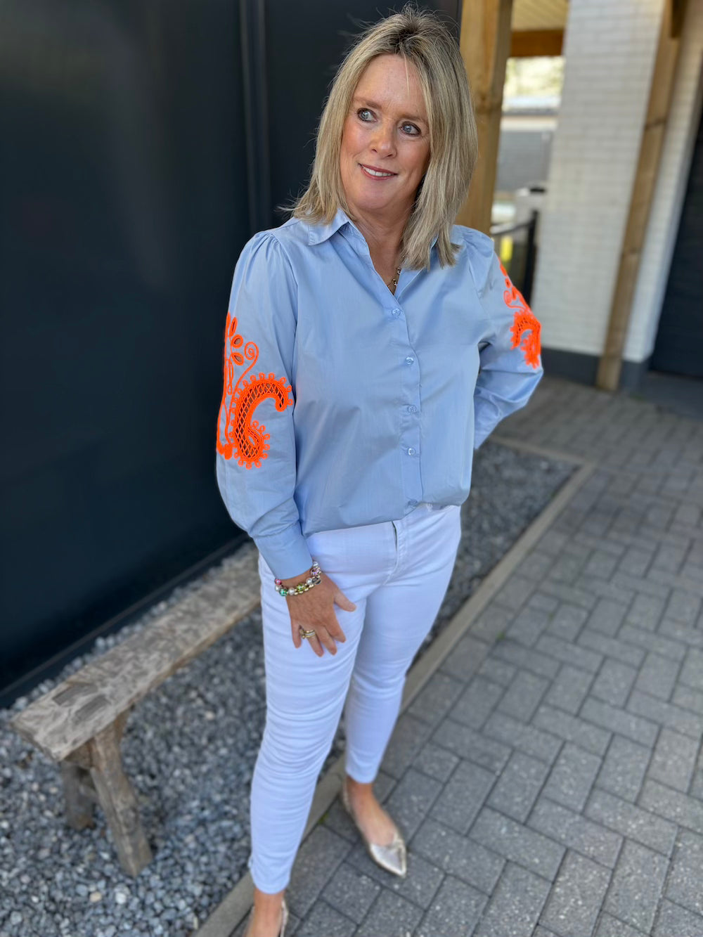 Blouse blauw met oranje neon bloem