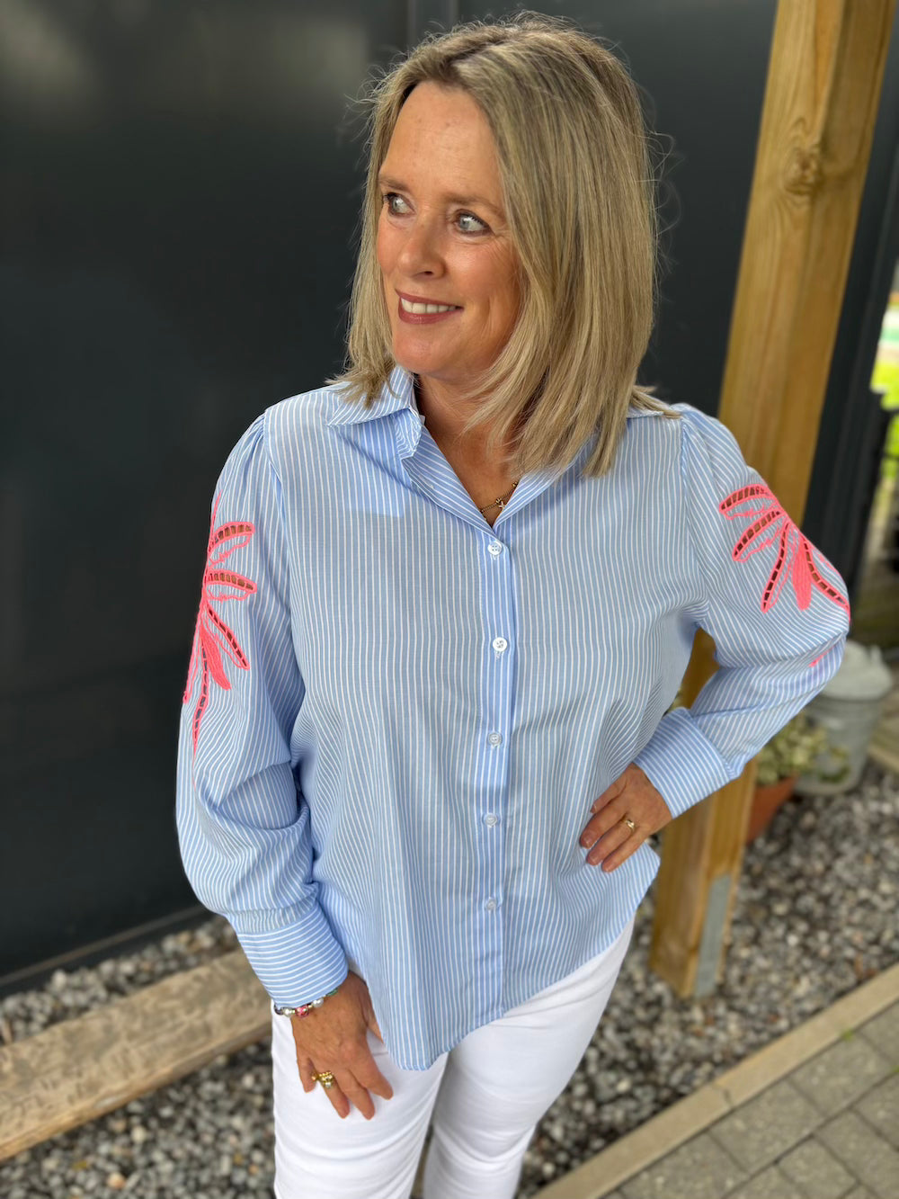 Blouse blauw wit gestreept met roze neon bloem