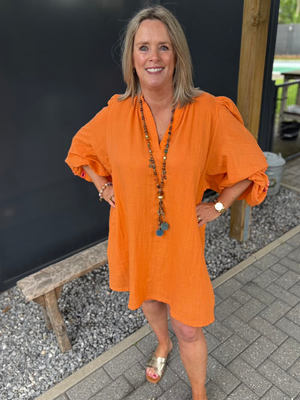 Wijde jurk met details op de mouwen oranje