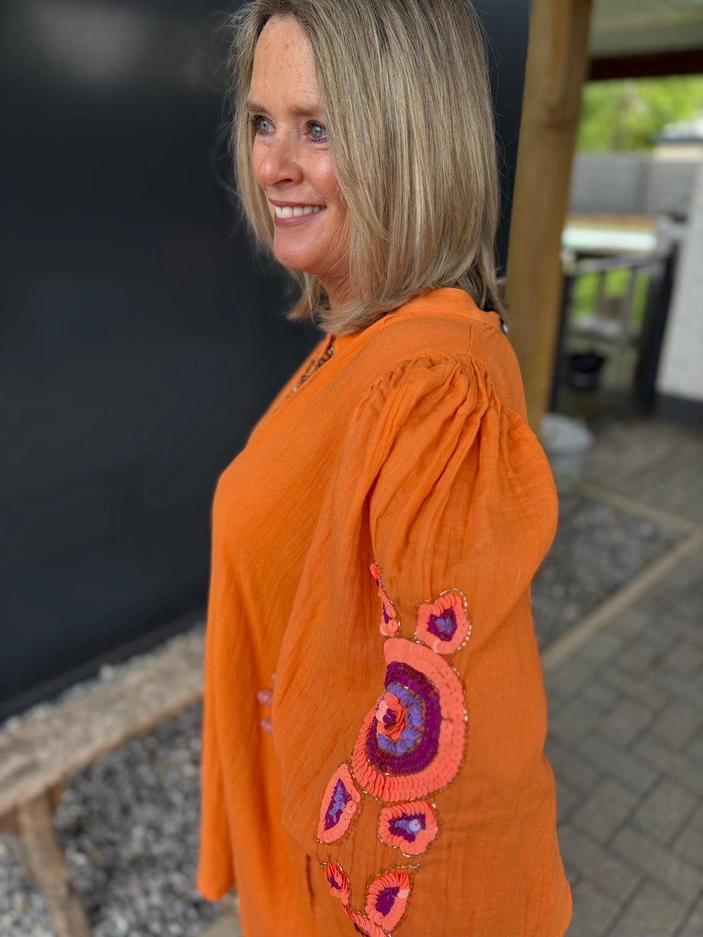 Wijde jurk met details op de mouwen oranje