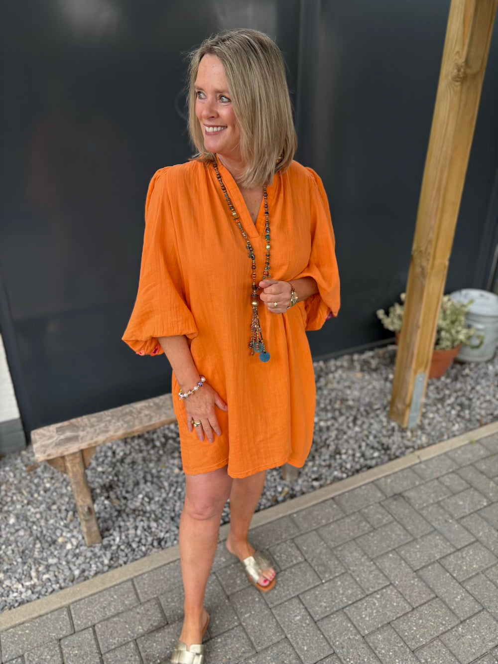 Wijde jurk met details op de mouwen oranje