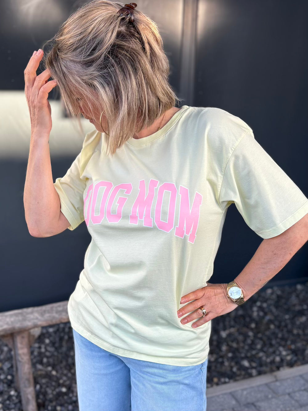 T shirt dog mom geel