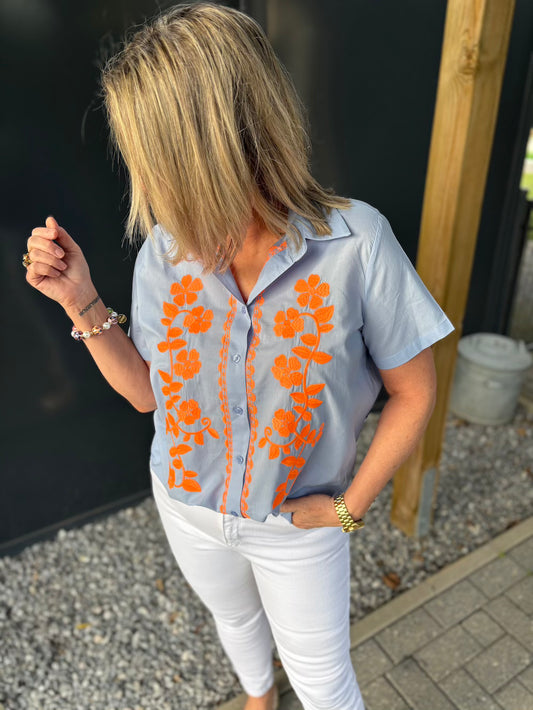 blouse lichtblauw met geborduurde bloemen
