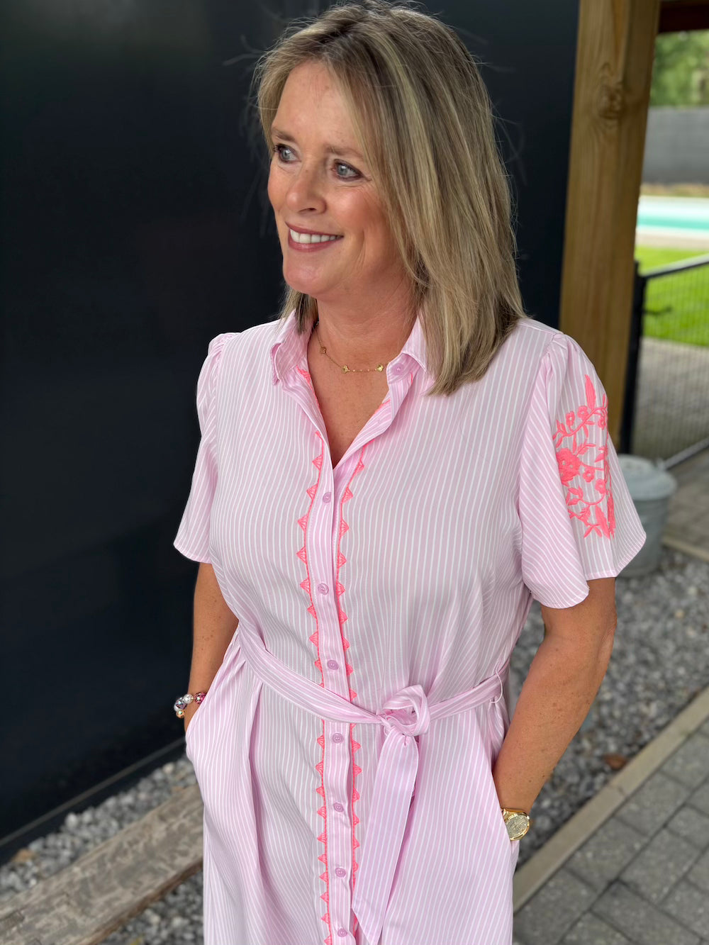 Overhemd jurk gestreept roze wit met neon bloemen