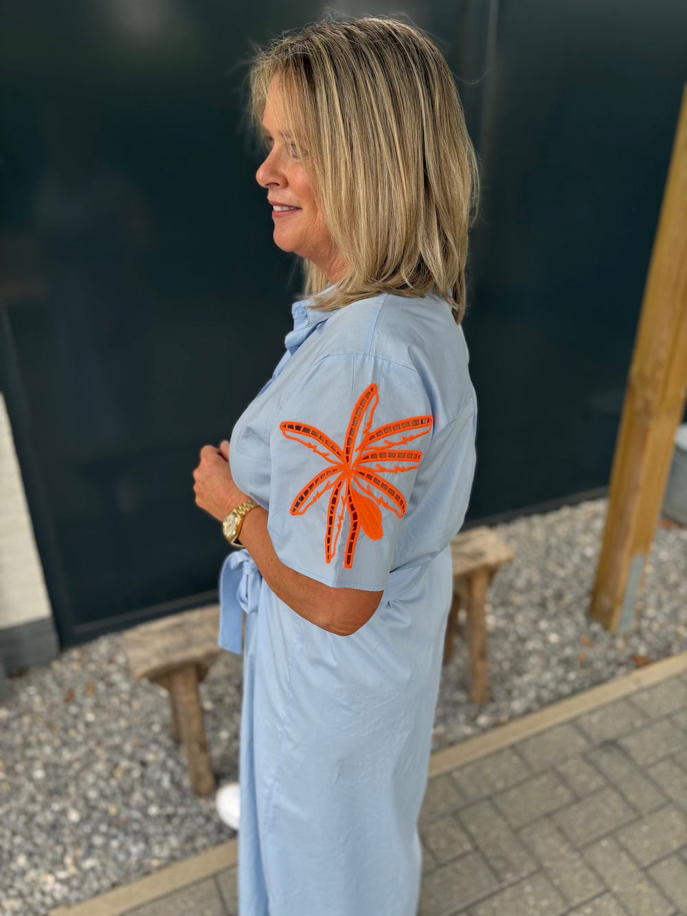 Jurk lichtblauw met oranje neon bloem