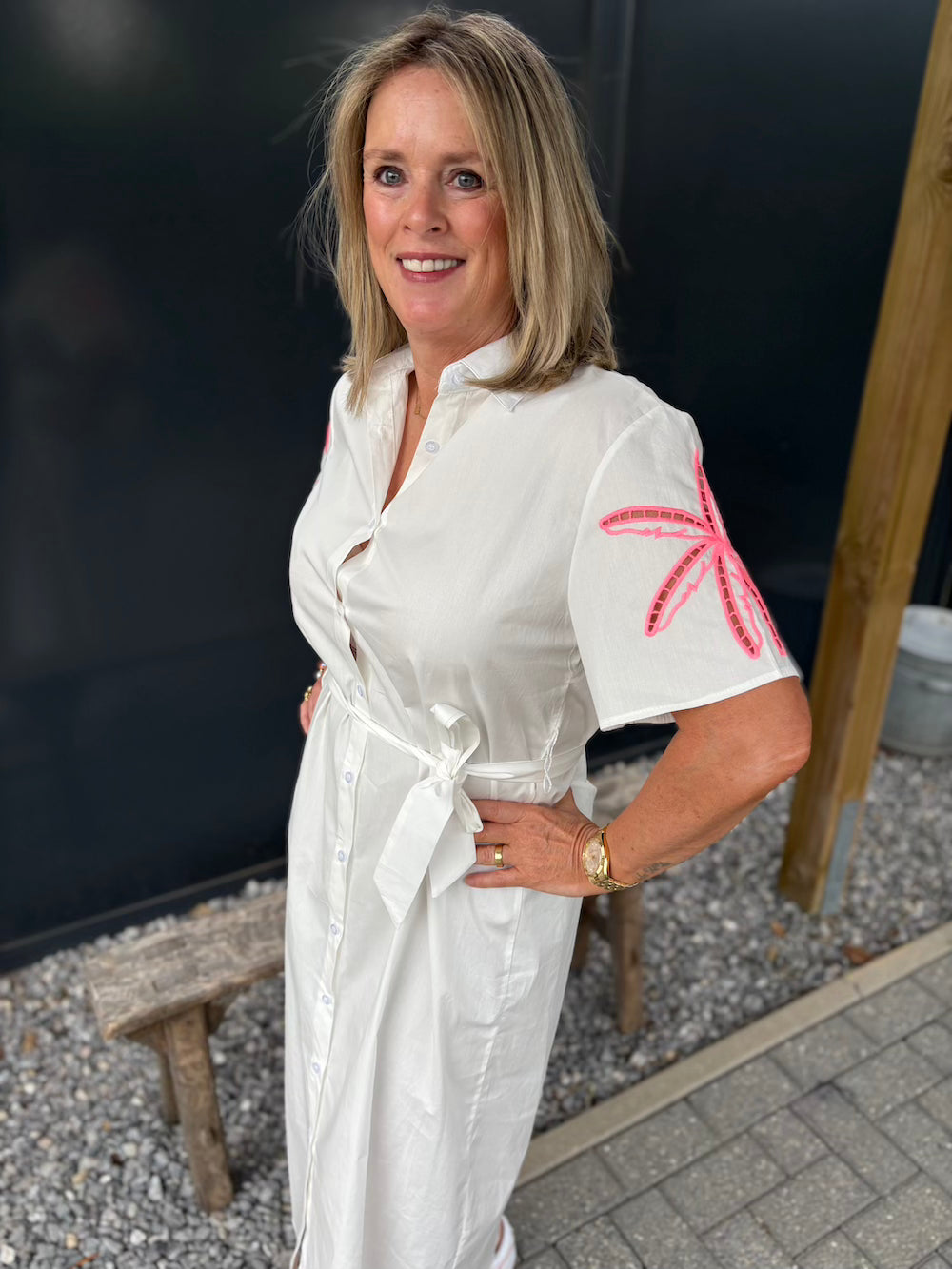 Jurk wit met roze neon bloem