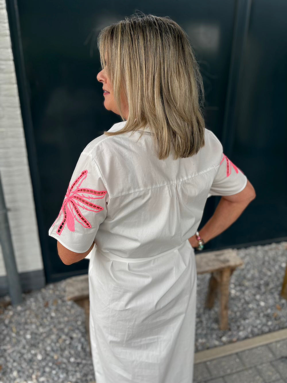 Jurk wit met roze neon bloem