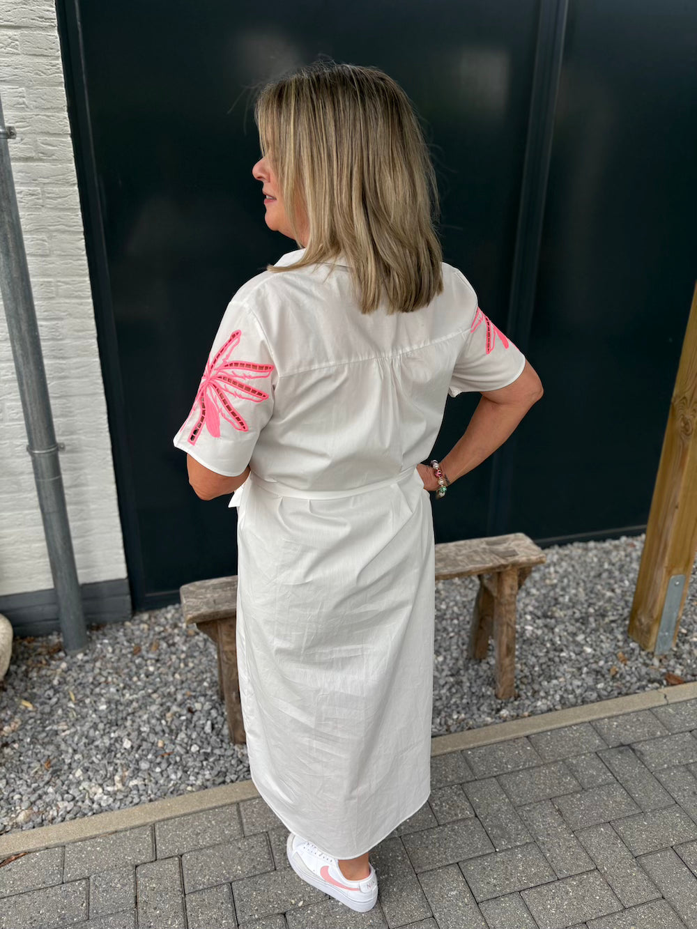 Jurk wit met roze neon bloem