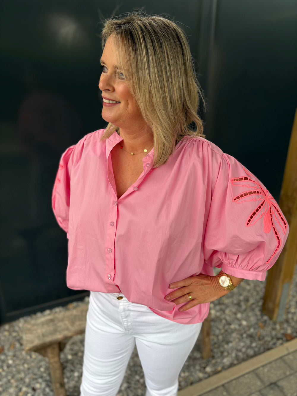 wijde blouse met neon bloem op de mouw