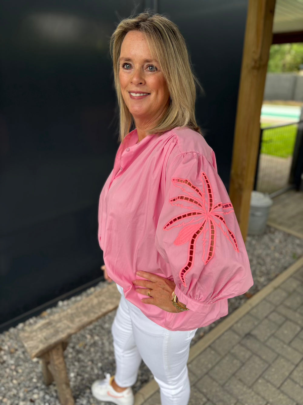 Wijde blouse roze met neon bloem op de mouw