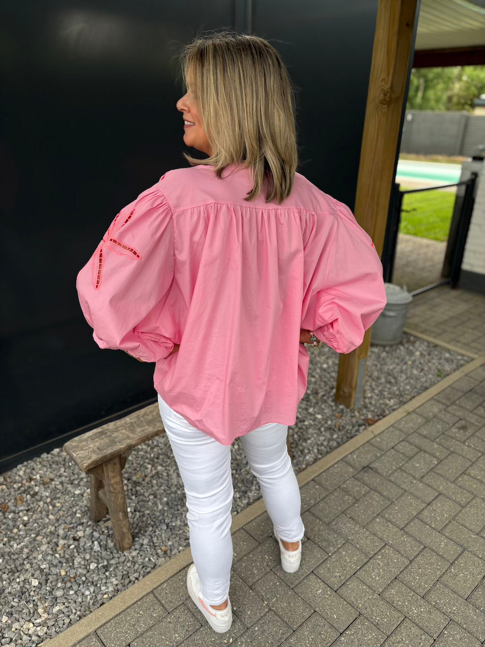 Wijde blouse roze met neon bloem op de mouw
