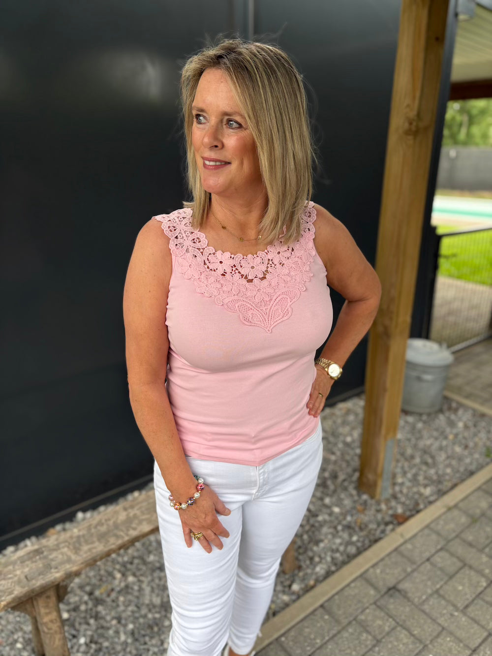Topje met kant roze