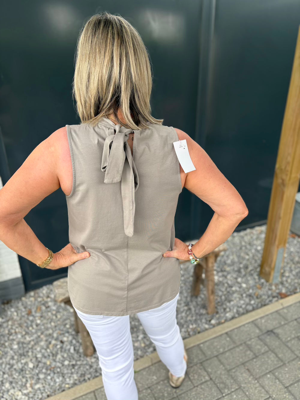 Topje mouwloos met strik taupe