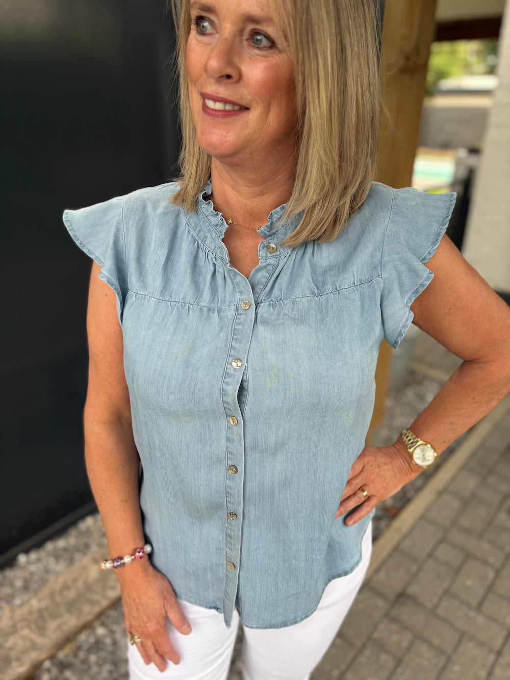 Jeansbloesje mouwloos met ruffle