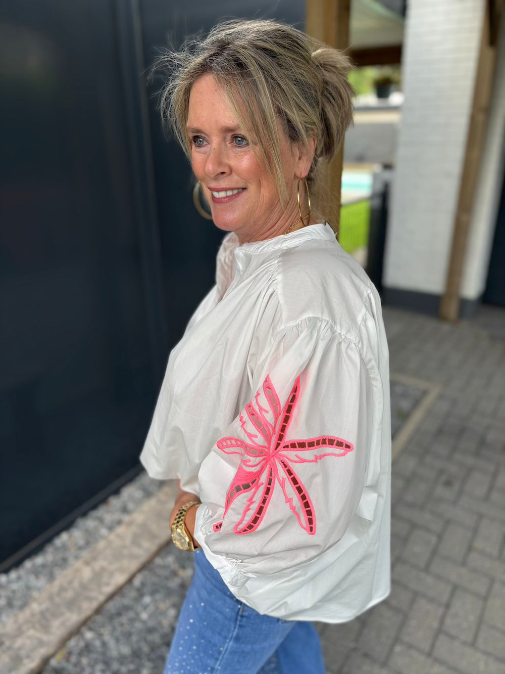 Wijde blouse wit met neon bloem op de mouw