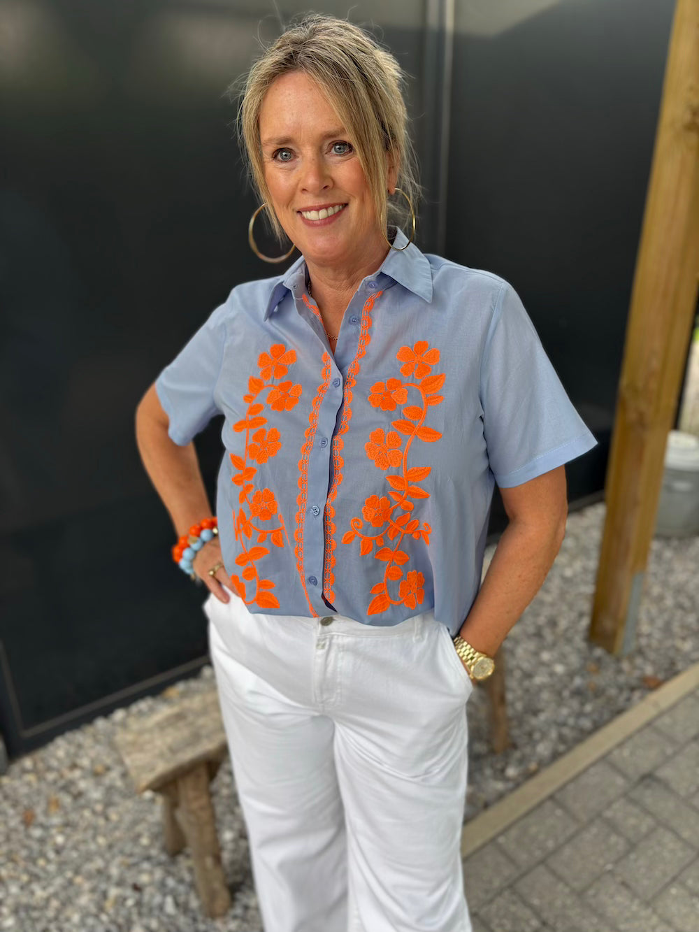 Blouse blauw met oranje neon bloemen