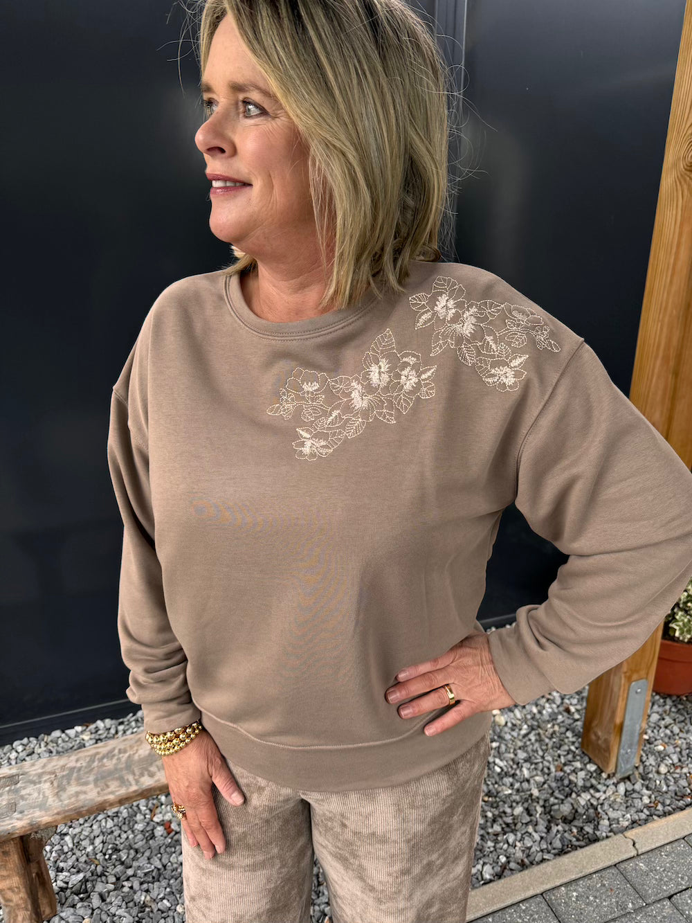 Trui met borduursel taupe