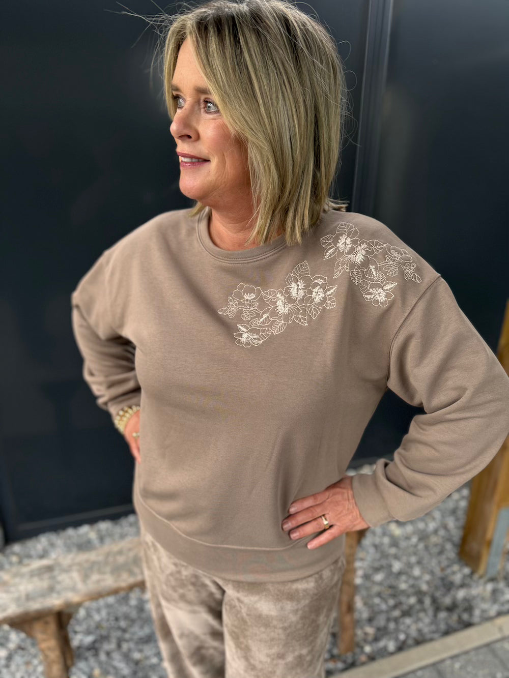 trui taupe met borduursels