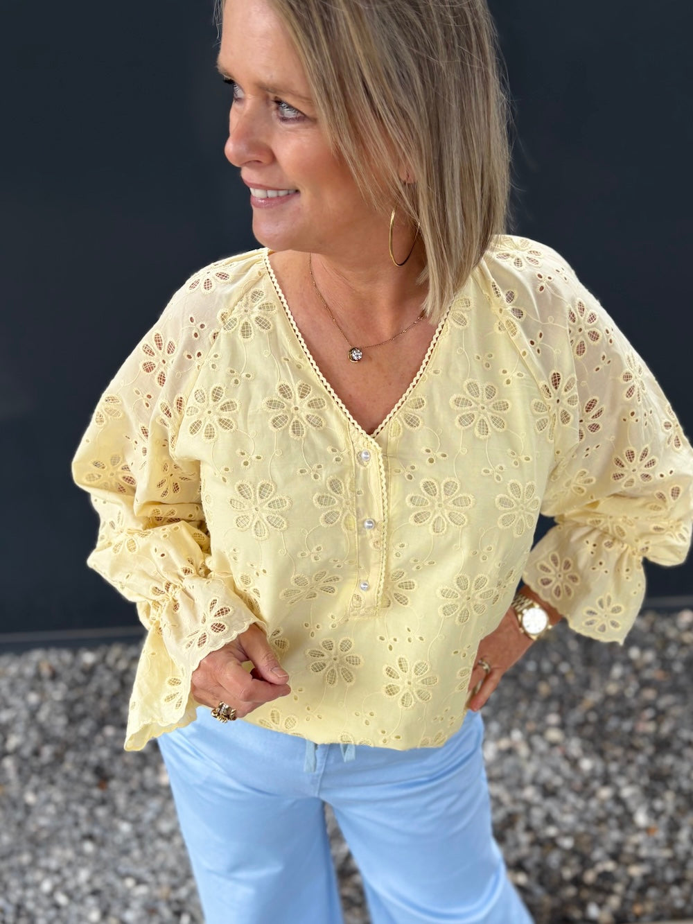 Blouse met broderie pastel