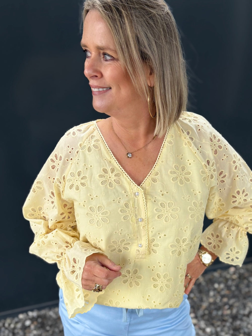 Blouse broderie met trompet mouw geel
