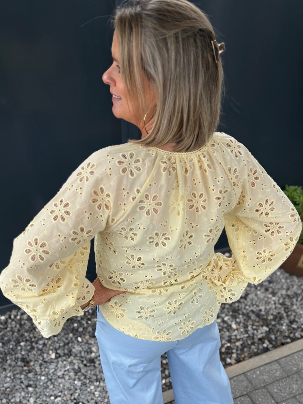Blouse broderie met trompet mouw geel